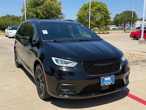 Used 2025 Chrysler Pacifica Limited FWD image 11