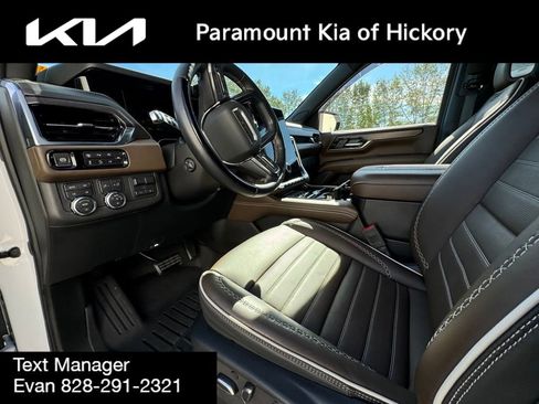 Used 2025 GMC Yukon XL Denali Ultimate image 3