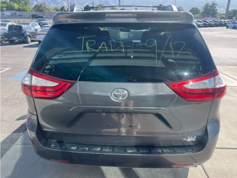 Used 2017 Toyota Sienna XLE AWD/4WD image 5