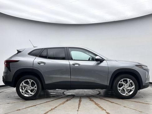 Used 2025 Chevrolet Trax LS w/ LS Convenience Package FWD image 6