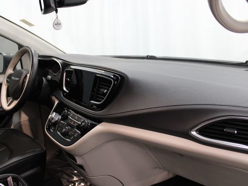Used 2020 Chrysler Pacifica Limited FWD image 31