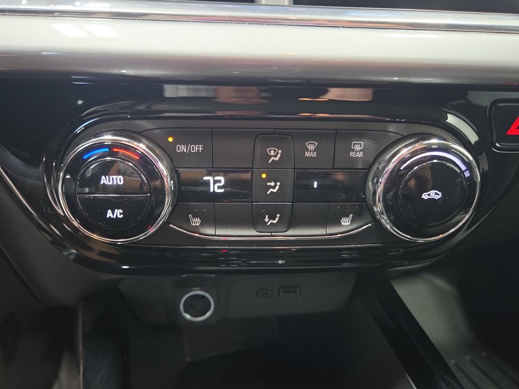 Used 2025 Chevrolet Trax LT w/ LT Convenience Package FWD image 35