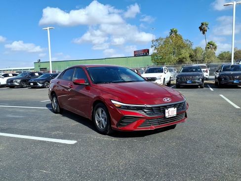 Used 2025 Hyundai Elantra SE image 7