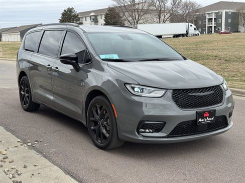 Used 2023 Chrysler Pacifica Limited w/ S Appearance Package image 3