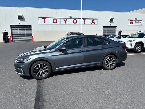 Used 2025 Volkswagen Jetta SE FWD image 15