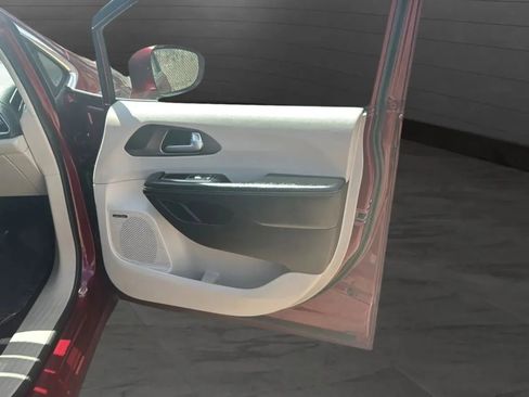 Used 2017 Chrysler Pacifica Limited FWD image 26