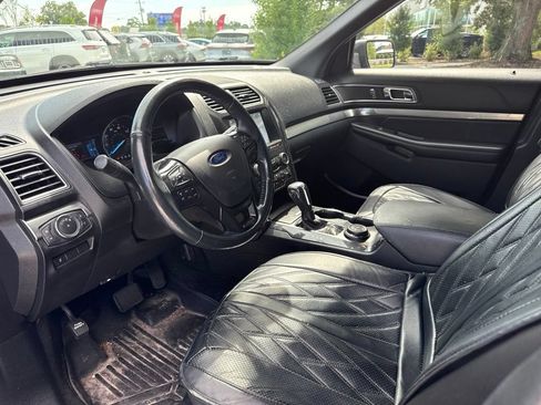 Used 2019 Ford Explorer XLT w/ Equipment Group 202A AWD/4WD image 10