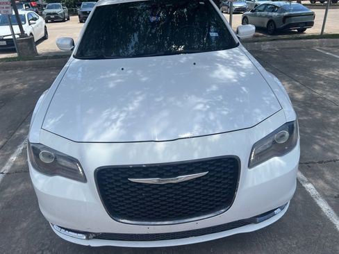 Used 2019 Chrysler 300 S RWD image 7