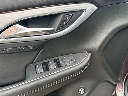 Used 2025 Buick Envision Avenir AWD/4WD image 43