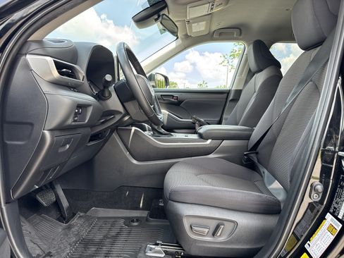 Used 2025 Toyota Highlander LE FWD image 16