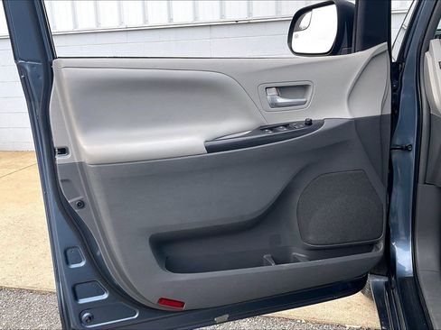 Used 2017 Toyota Sienna LE image 27