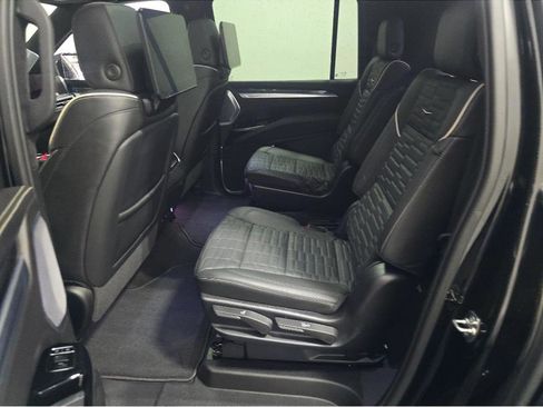 Used 2025 Cadillac Escalade ESV V AWD/4WD image 9
