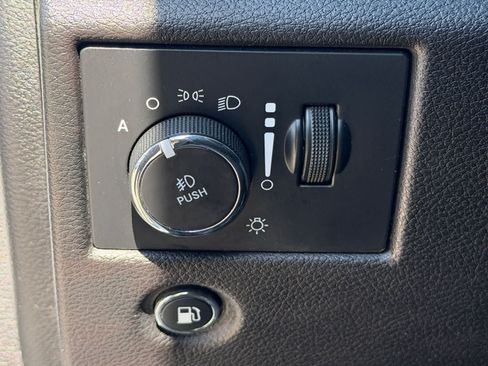 Used 2018 Jeep Grand Cherokee Laredo AWD/4WD image 17