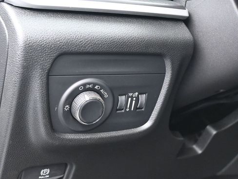 Used 2025 Jeep Grand Cherokee Laredo image 14