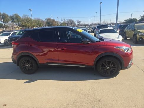 Used 2020 Nissan Kicks SR image 2