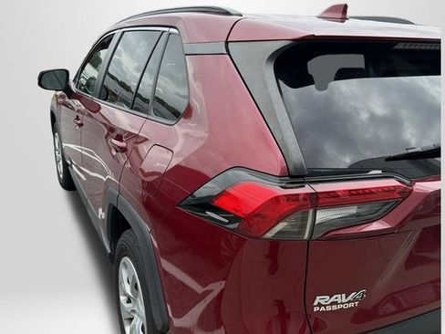 Used 2019 Toyota RAV4 LE AWD/4WD image 2