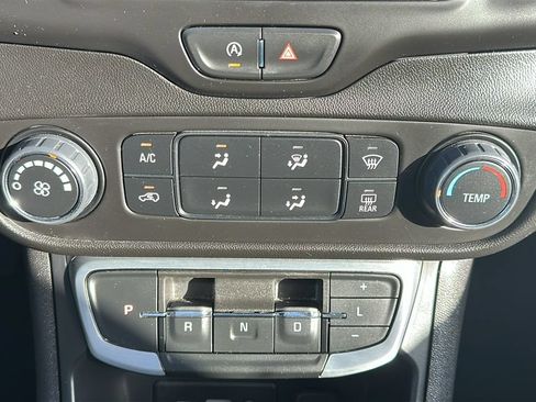 Used 2024 GMC Terrain SLE FWD image 25
