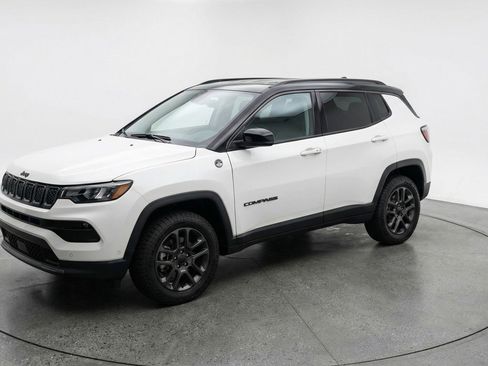 Used 2025 Jeep Compass Trailhawk AWD/4WD image 3
