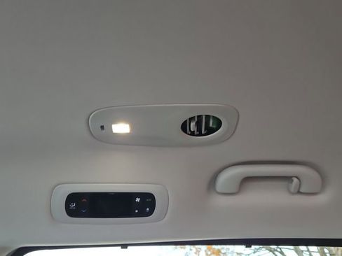 Used 2024 Chrysler Pacifica Touring-L image 16