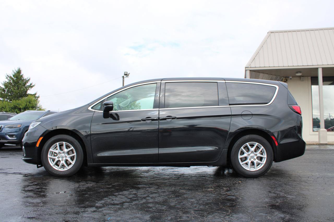 Used 2023 Chrysler Pacifica Touring-L FWD image 10