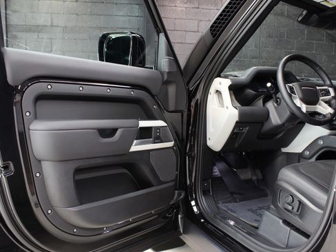 Used 2024 Land Rover Defender 110 X-Dynamic SE image 29