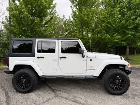 Used 2014 Jeep Wrangler Unlimited Sahara w/ Connectivity Group AWD/4WD image 2