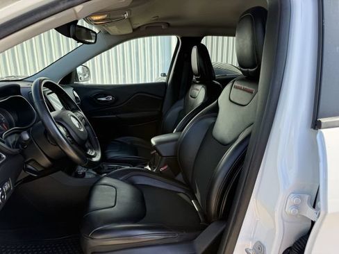 Used 2019 Jeep Cherokee Trailhawk w/ Cold Weather Group AWD/4WD image 27