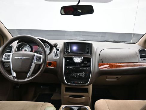 Used 2014 Chrysler Town & Country Touring image 46