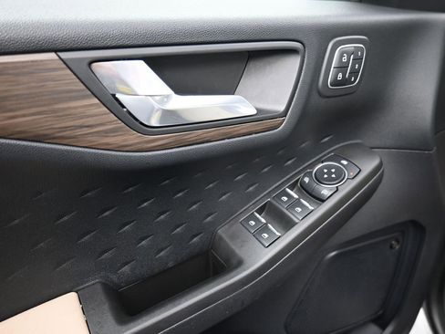 Used 2020 Ford Escape Titanium image 9