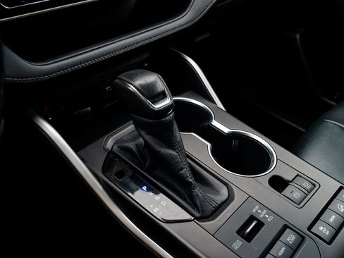 Used 2020 Toyota Highlander XLE image 17