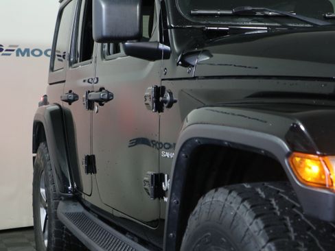 Used 2019 Jeep Wrangler Unlimited Sahara w/ Safety Group AWD/4WD image 4