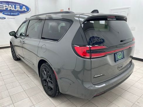 Used 2025 Chrysler Pacifica Limited image 17