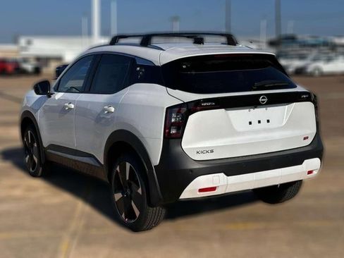 New 2026 Nissan Kicks SR FWD image 5