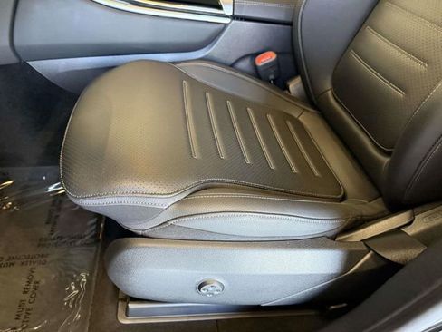 Used 2025 Mercedes-Benz GLC 300 4MATIC image 3