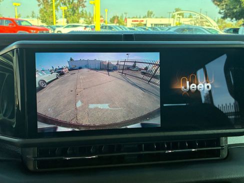 Used 2025 Jeep Wrangler Sahara image 17