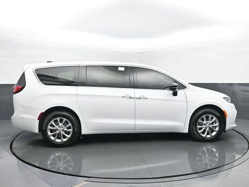 New 2025 Chrysler Pacifica Select w/ Uconnect Theater Family Group image 6