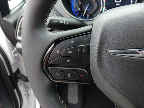 Used 2025 Chrysler Pacifica Limited FWD image 16