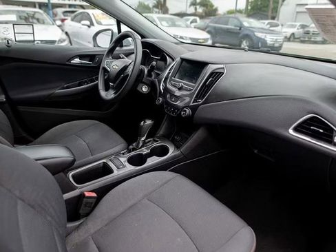 Used 2019 Chevrolet Cruze Sedan image 13