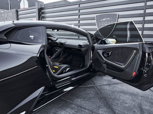 Used 2021 Lamborghini Huracan EVO image 29