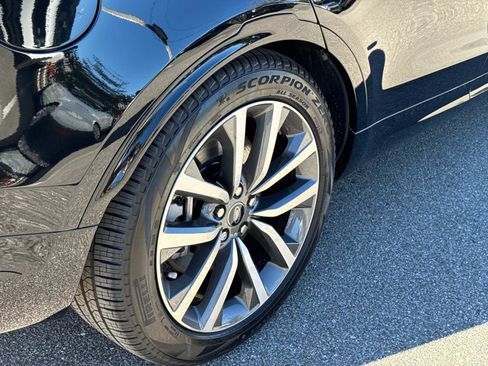 New 2025 Land Rover Discovery Dynamic SE image 6