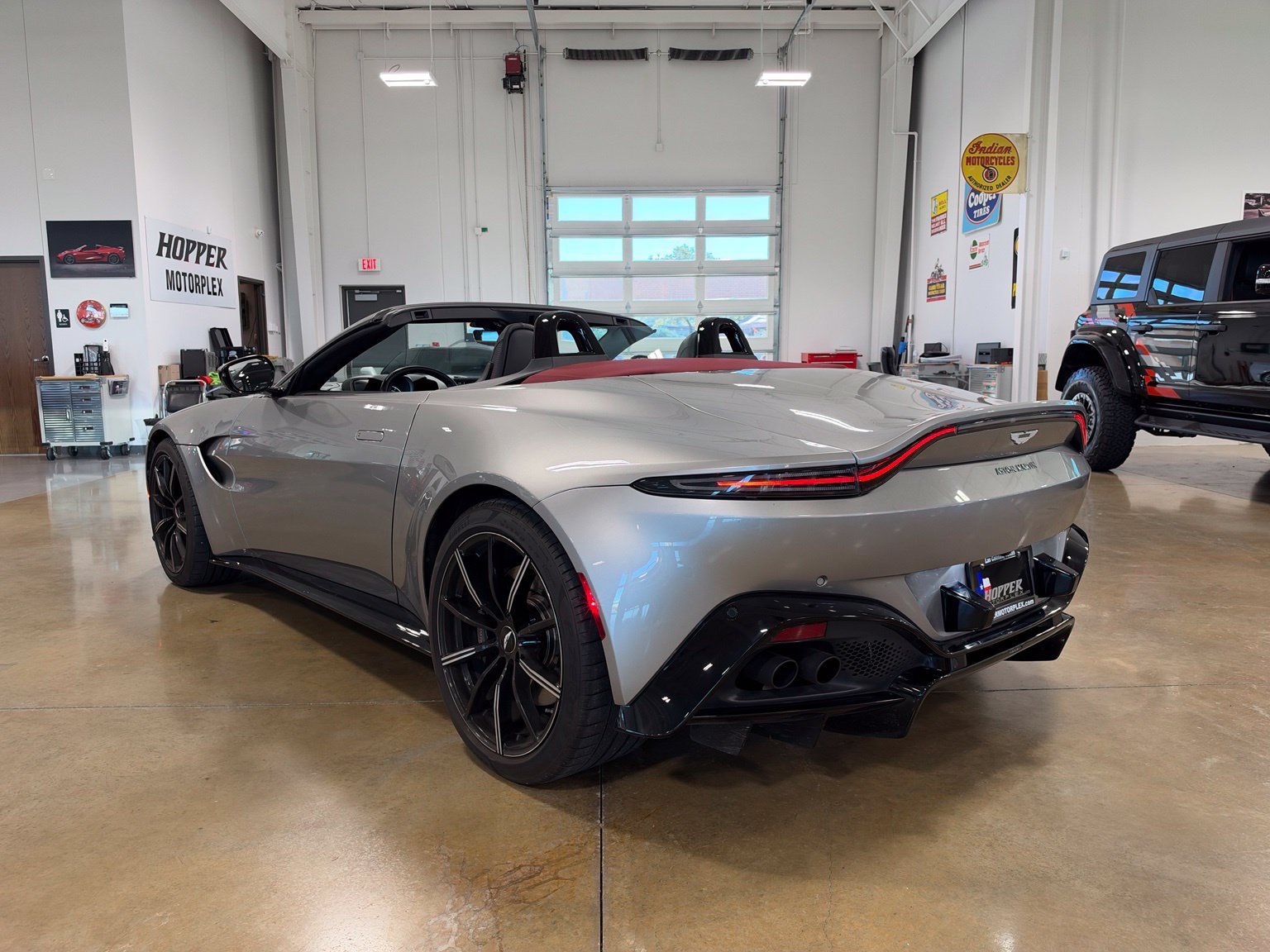 Used 2021 Aston Martin V8 Vantage Roadster RWD image 9