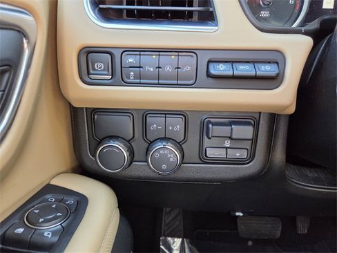 Used 2021 Chevrolet Tahoe Premier w/ Premium Package image 26