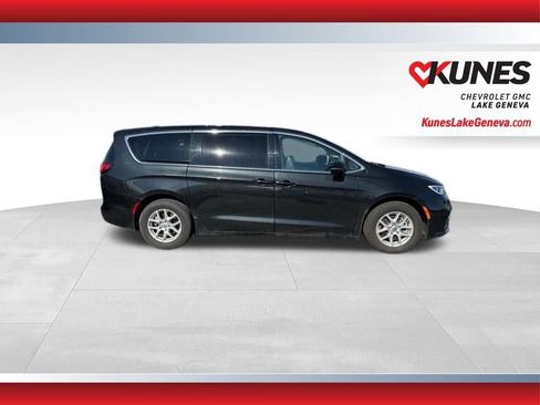 Used 2024 Chrysler Pacifica Touring-L image 3