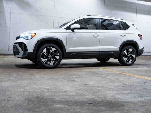 New 2025 Volkswagen Taos SE image 3