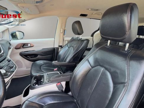 Used 2018 Chrysler Pacifica Touring-L Plus FWD image 19
