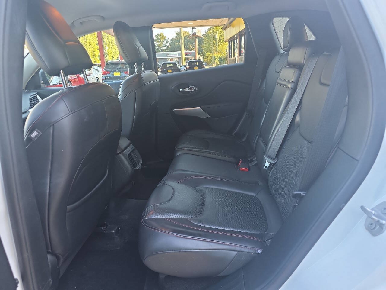 Used 2017 Jeep Cherokee Trailhawk AWD/4WD image 11