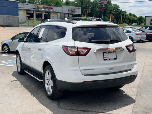 Used 2017 Chevrolet Traverse LT w/ Style and Technology Package FWD image 4