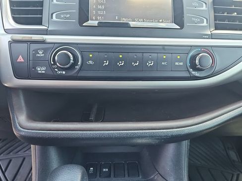 Used 2019 Toyota Highlander LE FWD image 19