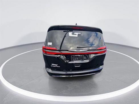 Used 2024 Chrysler Pacifica Touring-L image 7