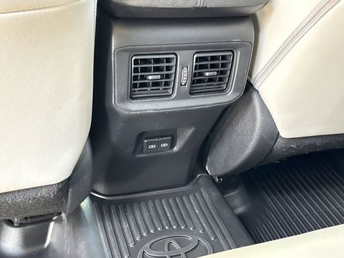 Used 2022 Toyota RAV4 XLE Premium image 11